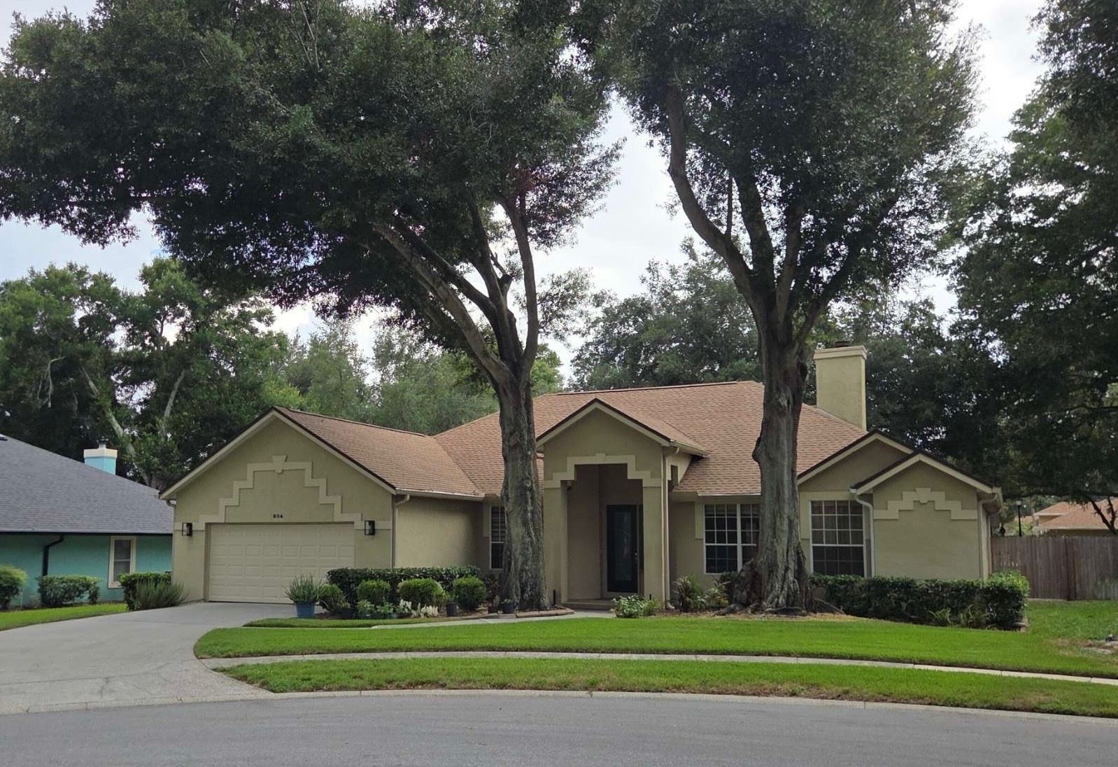 Well-manicured lawn with clean edging at an Orlando-area home