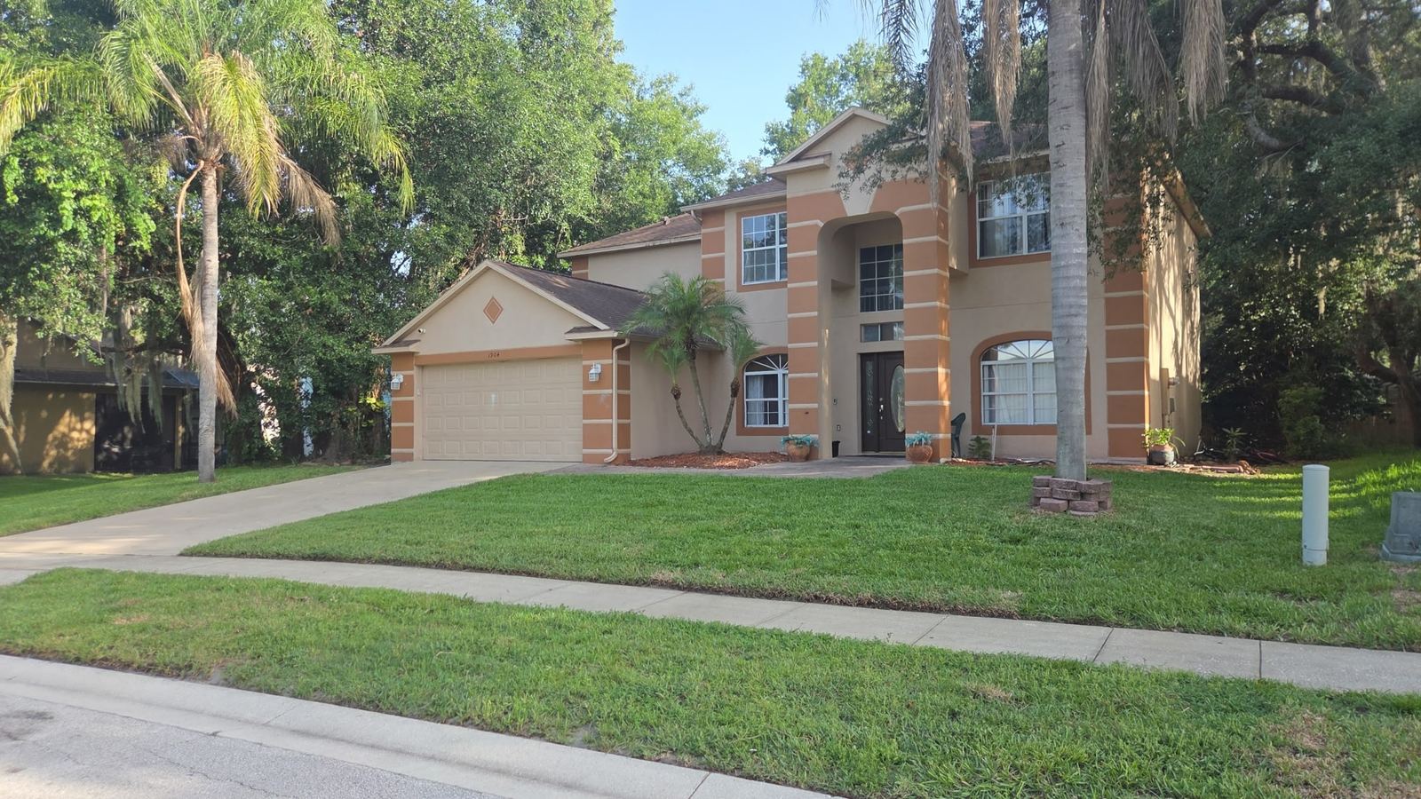 Ocoee-area home with a neatly edged lawn and tidy landscaping